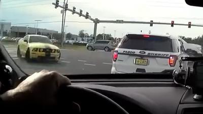 Vozač Mustanga 'doletio' u policijski automobil