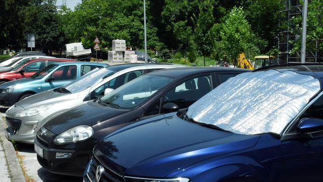 Stanovnici Siska raznim sjenilima štite automobile od utjecaja sunca