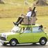 Kao Mr. Bean: Vozi auto iz fotelje na krovu