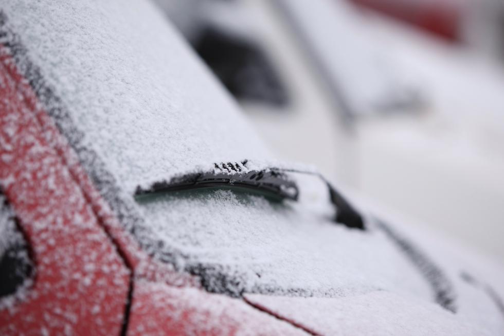 Evo zašto je važno dobro očistiti automobil od snijega i leda