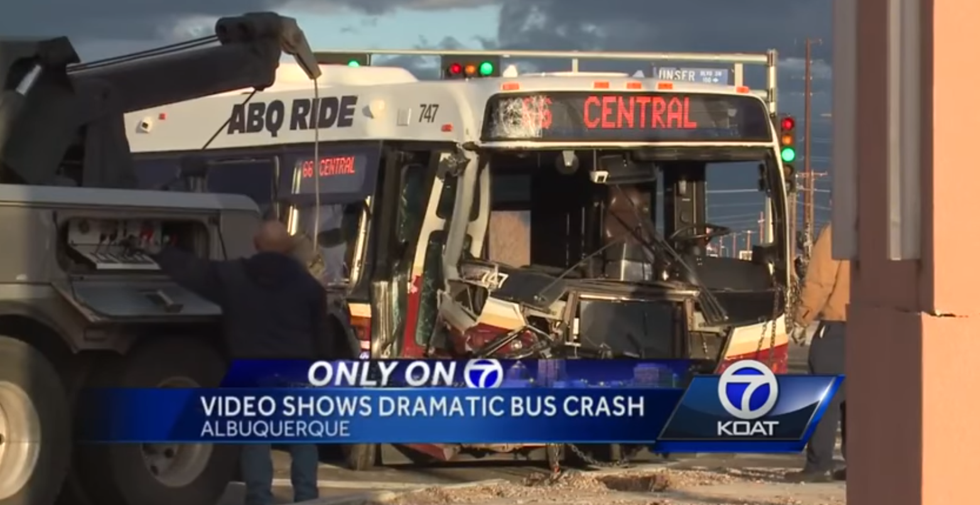 VIDEO: Šokantna snimka sudara kamioneta s autobusom
