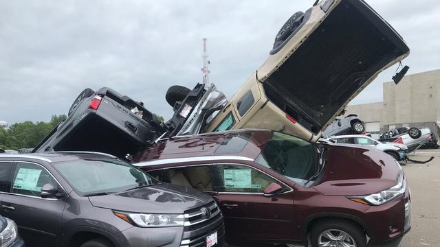 Tornado 'prošao' kroz dva salona automobila i uništio 500 vozila