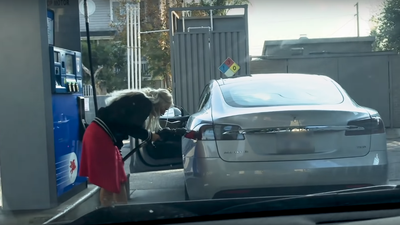 Žena pokušava 'uliti gorivo' u Teslu S