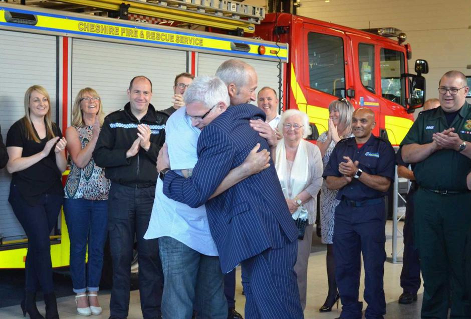John O'Brien u emotivnom sastanku s timom koji mu je spasio život | Author: Cheshire Fire and Rescue Service
