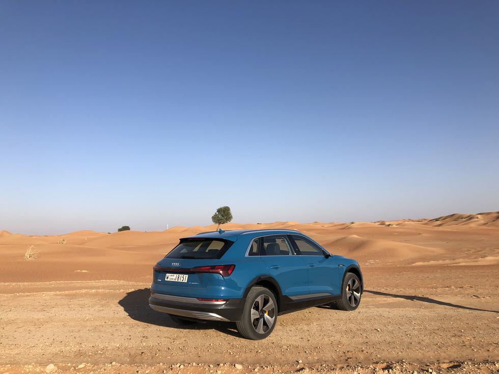 Vozili smo Audi e-tron: Kroz pustinju s dometom 400 kilometara