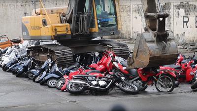 Filipinci uništavaju motocikle