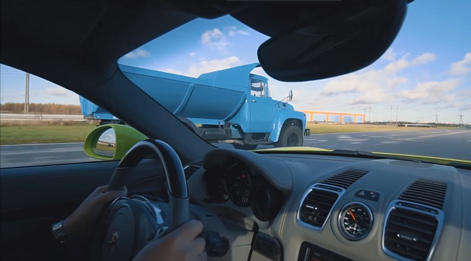 Stari sovjetski kamion brži od Porsche Caymana i BMW-a M2 | Author: YouTube