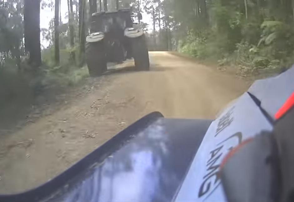 Reli vozač okrenuo automobil na krov tijekom utrke zbog traktora | Author: YouTube