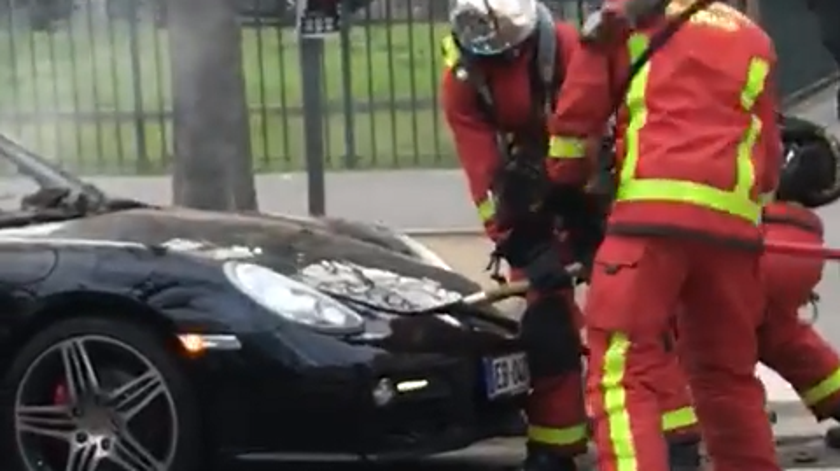 Vatrogasci pokušavali ugasiti Porscheov motor, a otvarali prednju haubu
