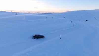 Ovako Tesla Model 3 drifta po snježnoj stazi