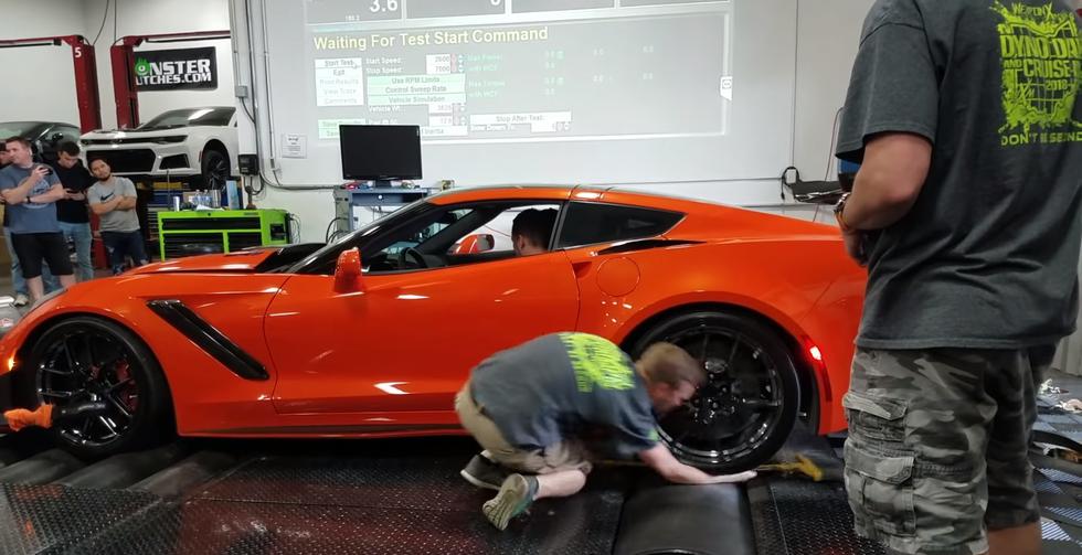 VIDEO: Gurao ruku pod kotače Corvette pa skoro ostao bez nje