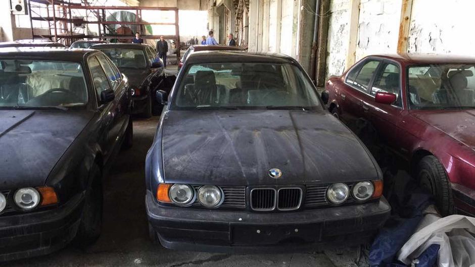 U starom skladištu pronađeno 11 nekorištenih BMW 'kamatarki' | Author: Facebook