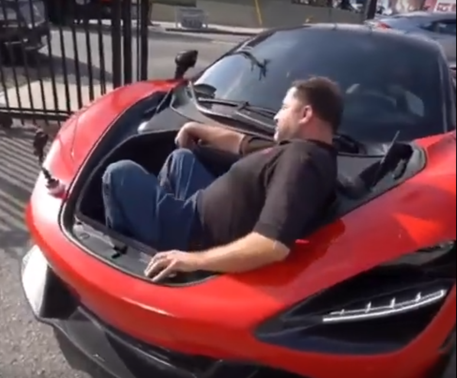Provoza ga u prtljažniku moćnog McLarena | Author: Youtube