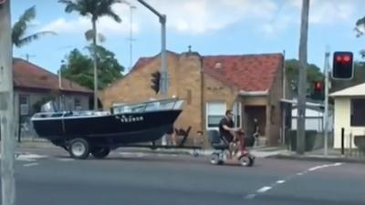 Invalidskim skuterom vukao ribarski brod do obale