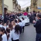 Skandal na Malti: Svećenika u Porscheu djeca vukla kroz selo