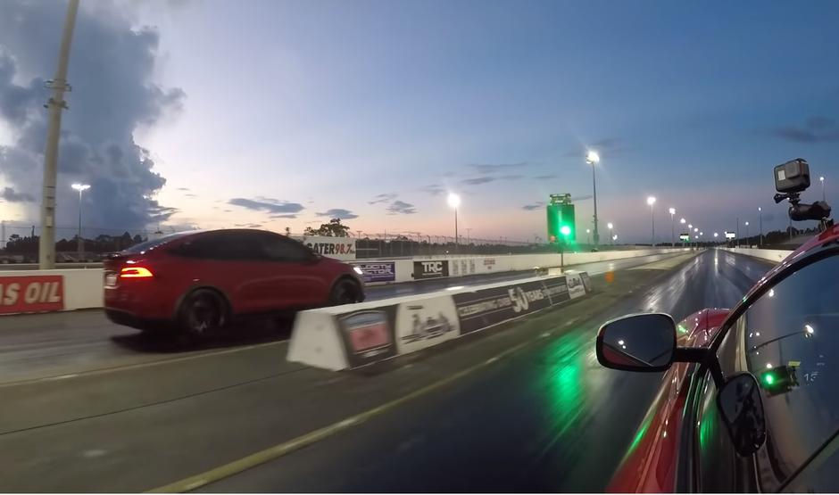 Benzin protiv struje: Može li Ferrari 812 Superfast pobijediti Teslu? | Author: YouTube