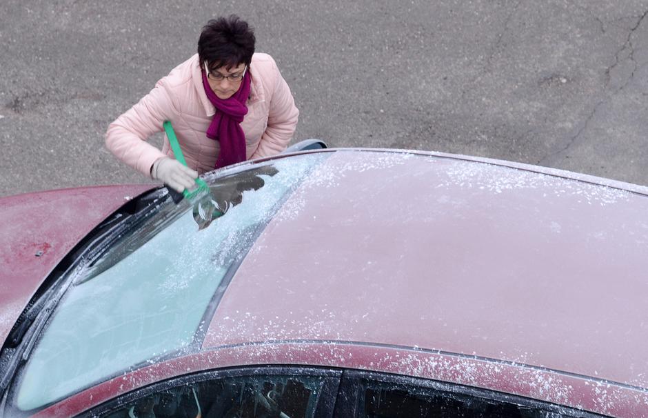 Čišćenje auta od leda i snijega | Author: Nikola Cutuk/PIXSELL
