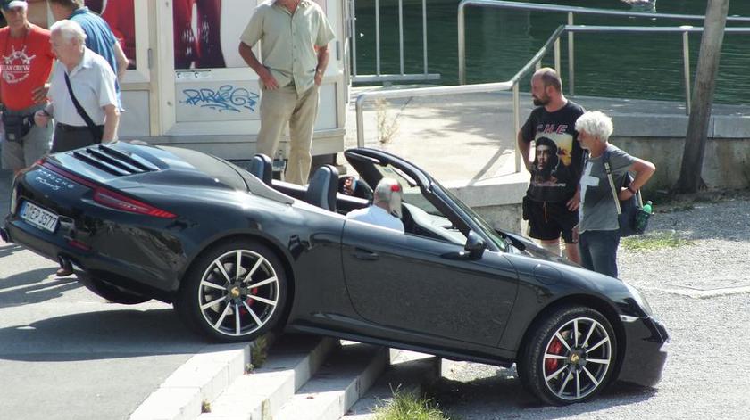 Porsche 'sletio' niz stepenice: Vozač je tražio parking u Rijeci