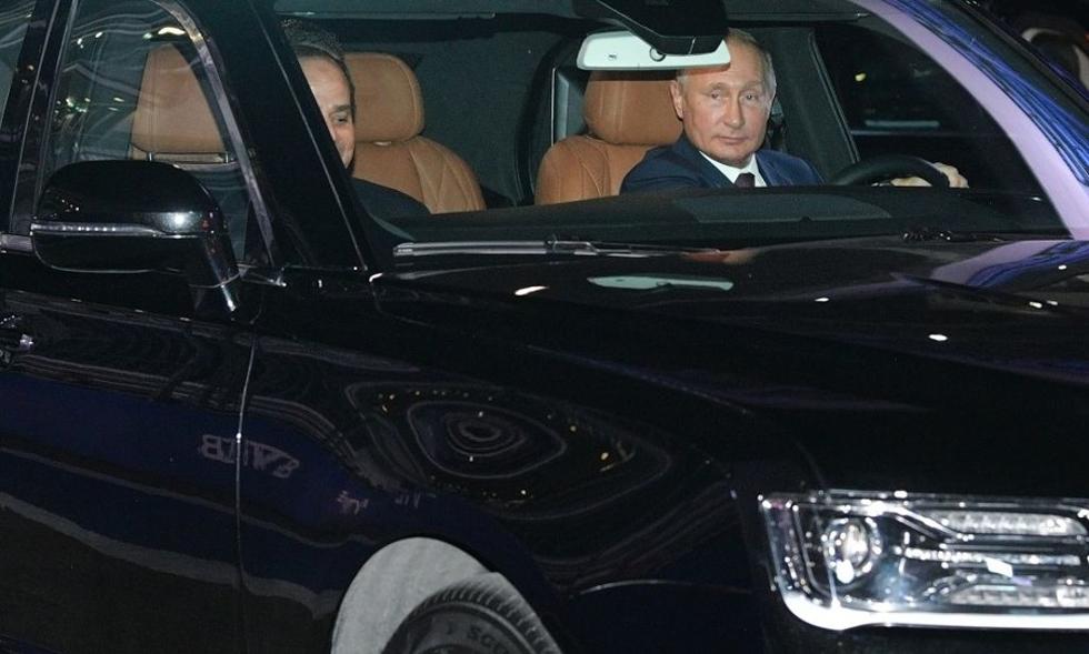 Što poželi to i dobije: Putin provozao svoju limuzinu po trkaćoj stazi