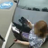 Žena pokušala napumpati gume kablom za punjenje električnih automobila.