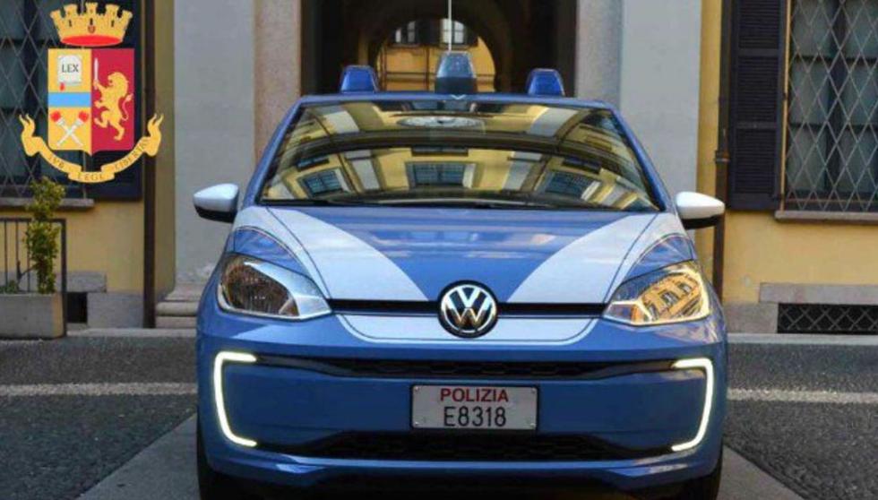 Veliki policajci u malom električnom VW Up-u!