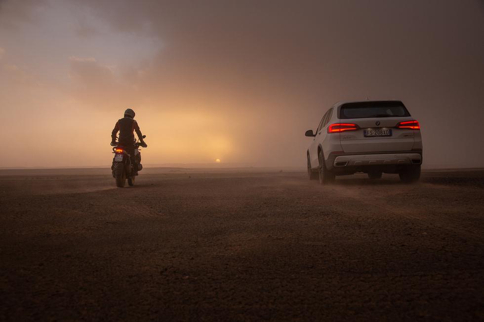 BMW rekreirao poznatu Monzu u Sahari kako bi predstavio novi X5