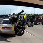 VIDEO: Nakon svađanja za vožnje, motociklist umalo poginuo!