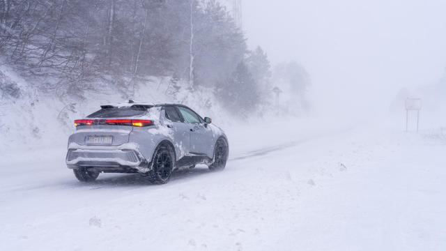 Vratnik: Bura i snijeg na cesti između Vratnik i Senja, cesta otvorena samo za osobna vozila
