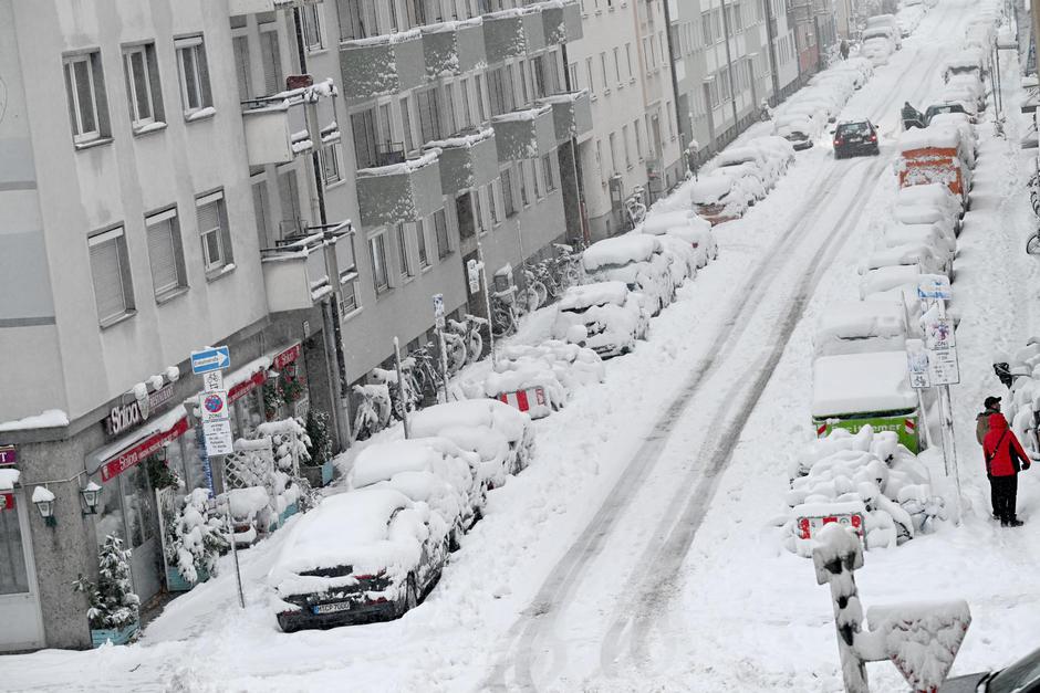 Muenchen okovan snijegom, javni prijevoz i zra?na luka u problemima | Author: Felix Hörhager/DPA