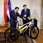 Kineski premijer na poklon dobio novi Rimčev bicikl Greyp
