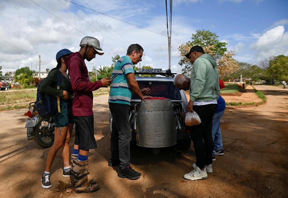 Facing U.S. oil blockade, Cuban man powers car with charcoal | Author: Norlys Perez/REUTERS