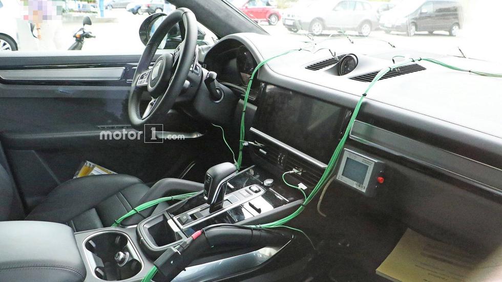 Novi Porsche Cayenne Coupe uhvaćen na benzinskoj postaji