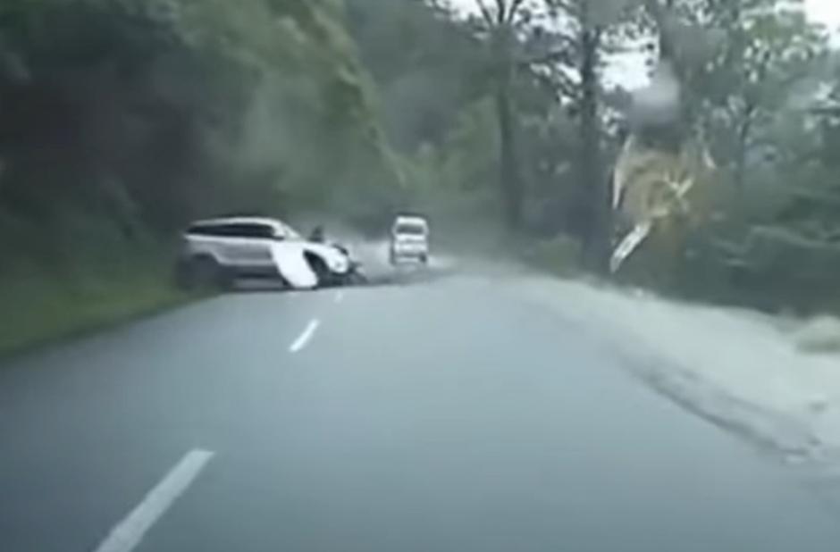 Sekunde do katastrofe: Automobil pogodila odlomljena stijena | Author: YouTube