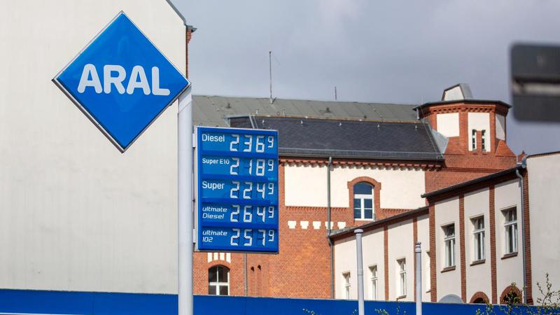 Nema logike: Za&scaron;to gorivo poskupljuje brzo, a pojeftinjuje sporo?