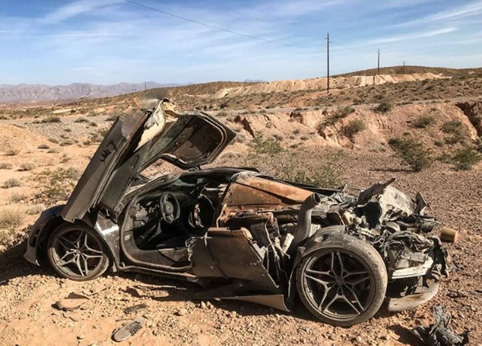 Policija u pustinji pronašla uništen i napušten McLaren 720 S