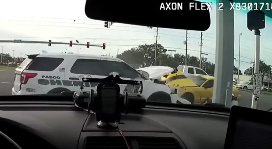 Vozač Mustanga 'doletio' u policijski automobil | Author: YouTube