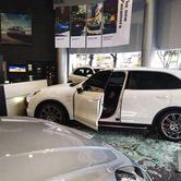 Nezadovoljni kupac Porscheom uletio u autosalon