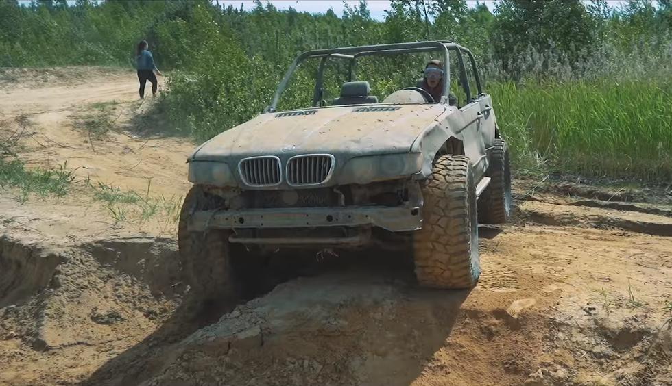 Razbijeni BMW X5 pretvorili u pravu offroad zvijer