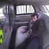 VIDEO: Pokušao pobjeći iz policisjkog vozila, a ono što je uslijedilo šokirat će mnoge