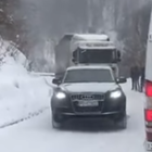 Ako ne ide zovi Audi: Zameteni kamion iz snijega izvukao njemački SUV