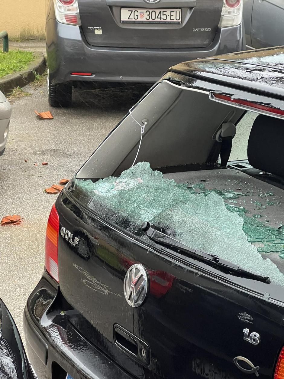 Zagreb: U naletima vjetra pada crijep na automobile | Author: Matija Habljak /PIXSELL