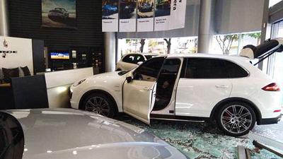 Nezadovoljni kupac Porscheom uletio u autosalon