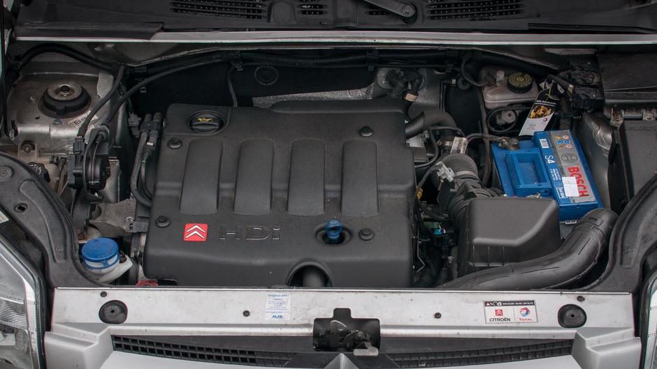 Citroën Berlingo DW10-Motor | Author: Thilo Parg/CC BY-SA 3.0