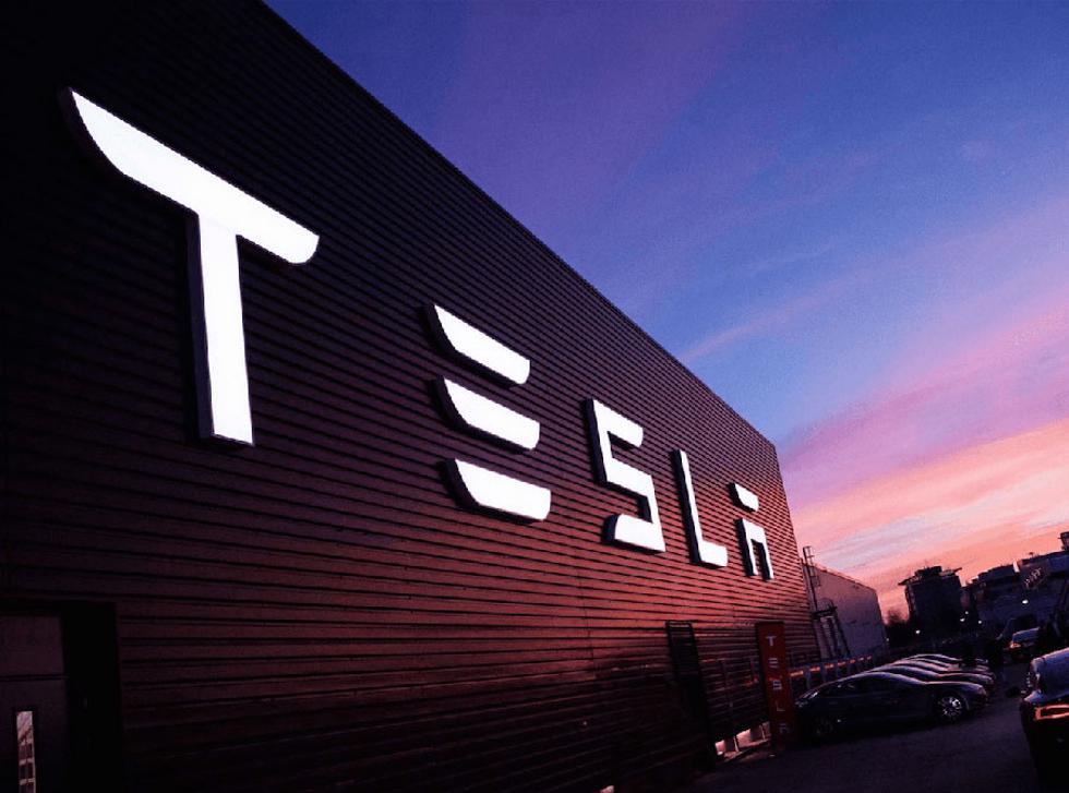 Ponovo u centru pažnje: Tesla tuži bivšeg zaposlenika