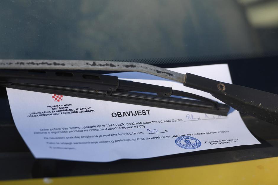 Šibenik: Obavijesti prometnih redara za vlasnike nepropisno parkiranih vozila | Author: Hrvoje Jelavic/PIXSELL