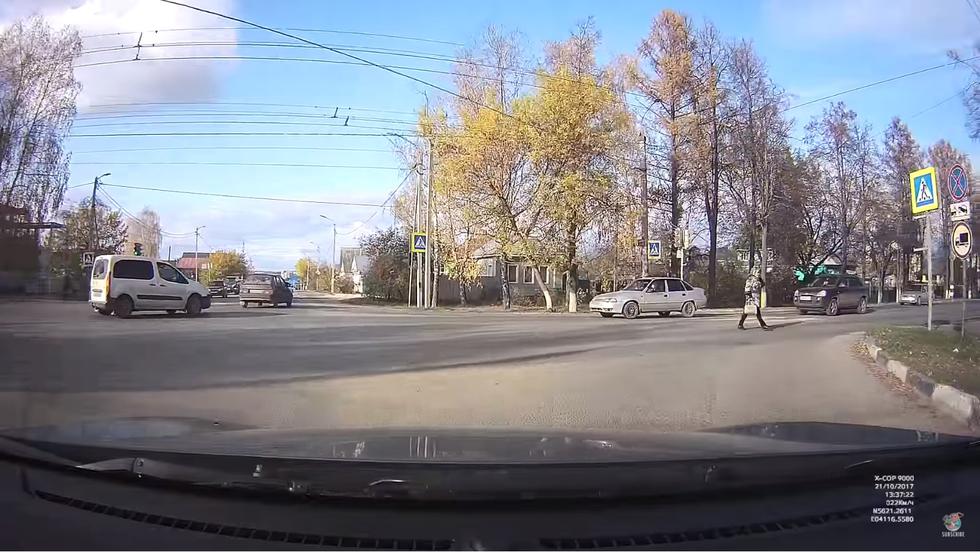 VIDEO: Pregazio ju automobilom, a ona nastavila kao da ništa nije bilo