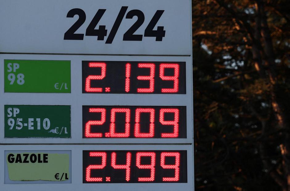 Price board at fuel station in Donges | Author: STEPHANE MAHE/REUTERS
