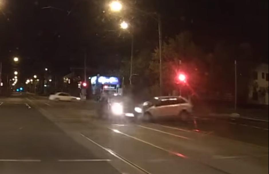 Prošao kroz crveno na semaforu i napravio tešku nesreću | Author: YouTube