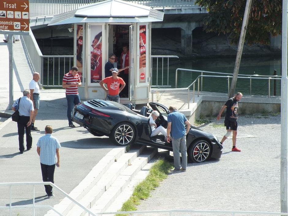 Porsche 'sletio' niz stepenice: Vozač je tražio parking u Rijeci | Author: čitatelj 24sata