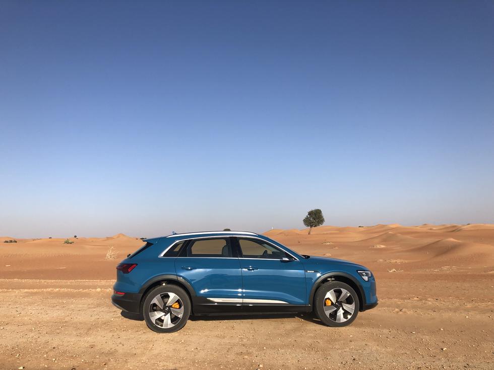 Vozili smo Audi e-tron: Kroz pustinju s dometom 400 kilometara